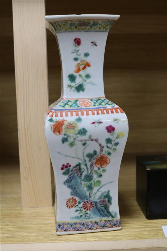 A Chinese vase H.25.5cm
